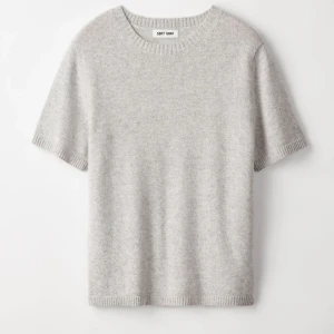 Softgoat Tröja - CHUNKY T-SHIRT från Softgoat. 100% kashmir. Storlek XL men dem är små i storlekarna. Sitter snyggt på mig som har S/M 😇😇