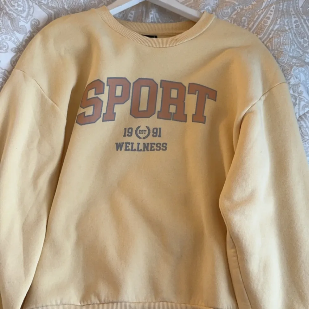 Sweatshirt från Gina i storlek S, väldigt lite använd så i super fint skick💗. Tröjor & Koftor.