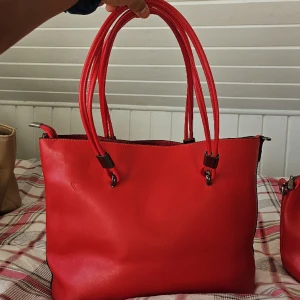 Michael kors - Röd oanvänd väska axel remm ligger i inga skador eller något snabb affär 