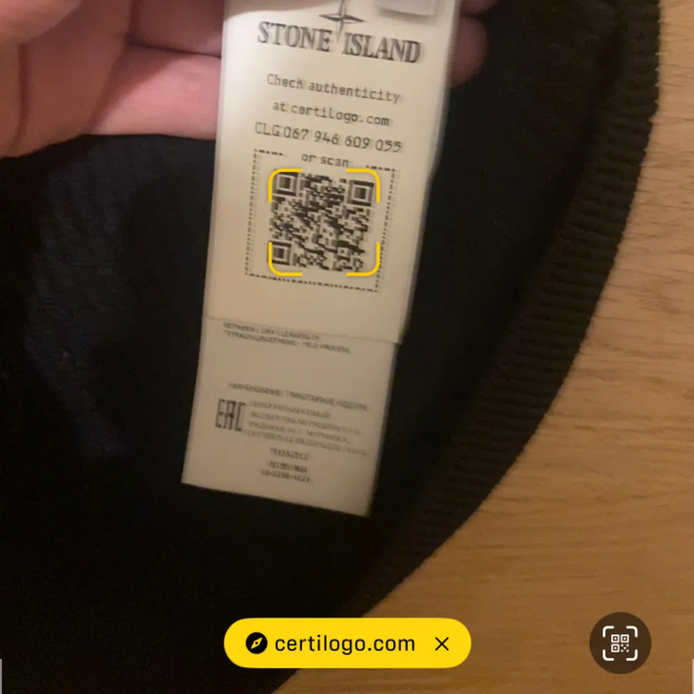 Säljer nu denna fina stickade Stone island tröjan efter cirka 1 års använing. Den har använts försiktig och har därför inga slitage hål eller liknande! Den är väldigt varm och tjock och otroligt bekväm. . Stickat.