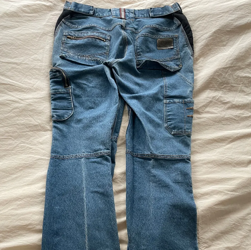 M. Relativt bra skick: lite slitningar längst ner och dragtappen på fickan till höger är borta.. Jeans & Byxor.