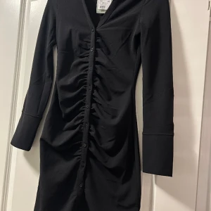 Figurklänning XS - Från HM ny med prislapp. Endast provad 