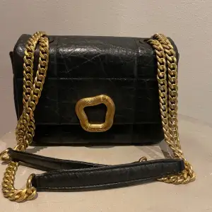 Nypris 2950kr. Material: Sponge-composite fine calf leather - Matte gold finish vintage effect hardware, fade resistant Leather and golden chain strap, adjustable strap to make it either a shoulder or cross-body bag