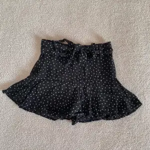 Gullig kjol från ZARA med inbyggda shorts undertill. 100% viskos. Använd några gånger. Utan anmärkningar, men lite skrynklig.