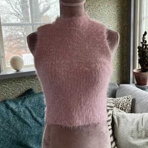 Crop-top från Zara, strl.s  - Fluffig rosa crop-top från zara. Mjuk rosa färg som passar till mycket! Hör gärna av dig om mer information eller bilder!😊