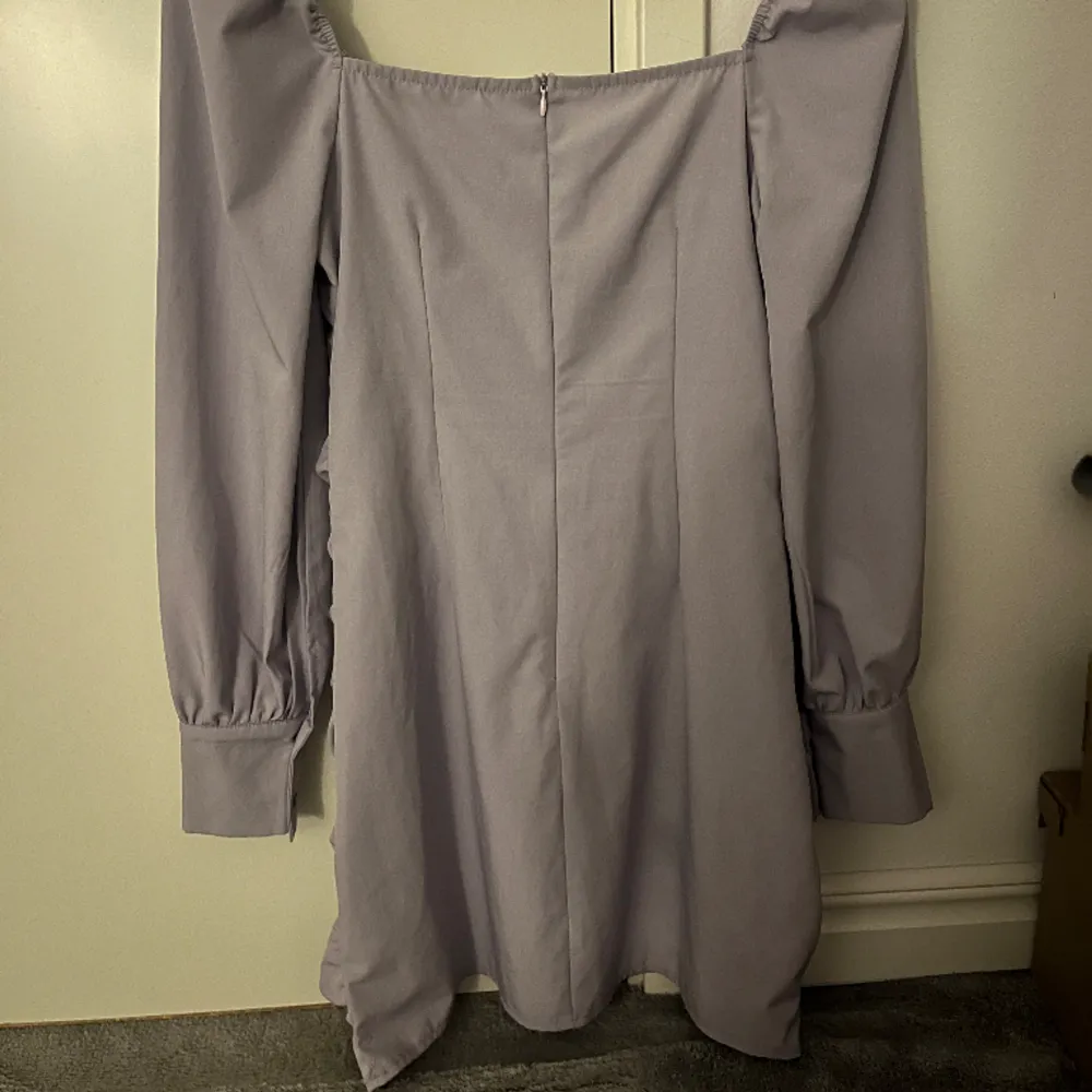 Super snygg lila klänning i storlek xs. Den har en fettfläck på sig (se tredje bilden) men den syns knappt.. Klänningar.