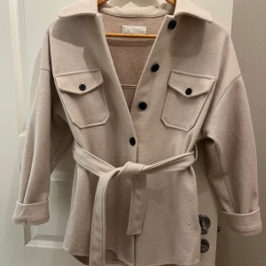 Beige Nelly kappa  - Beige Nelly kappa som inte längre kommer till användning, superfin i storlek 32 har vanligt storlek 36. Är 1.60cm