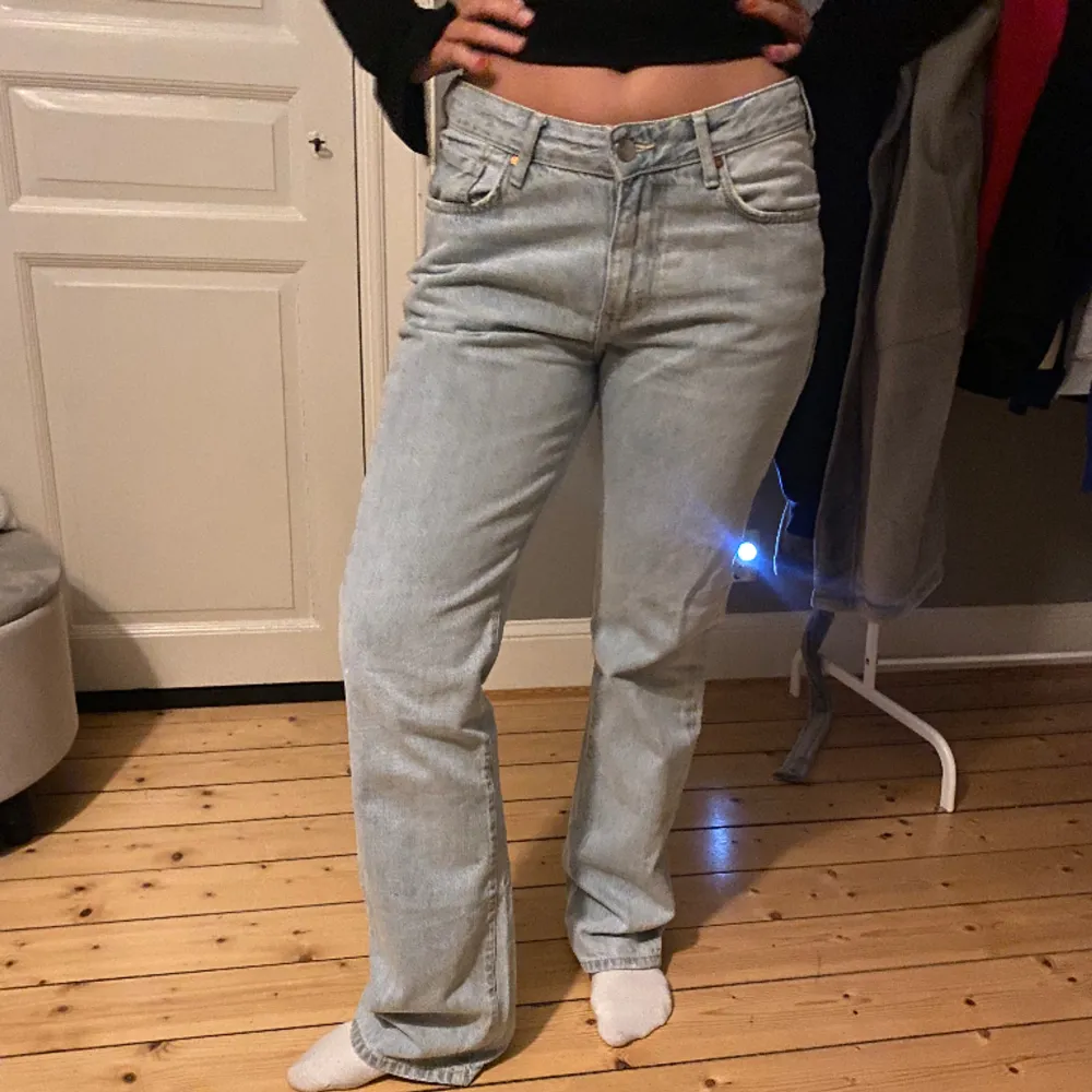 jeans från bikbok i väldigt bra skick. Low straight heter dom🩵. Jeans & Byxor.