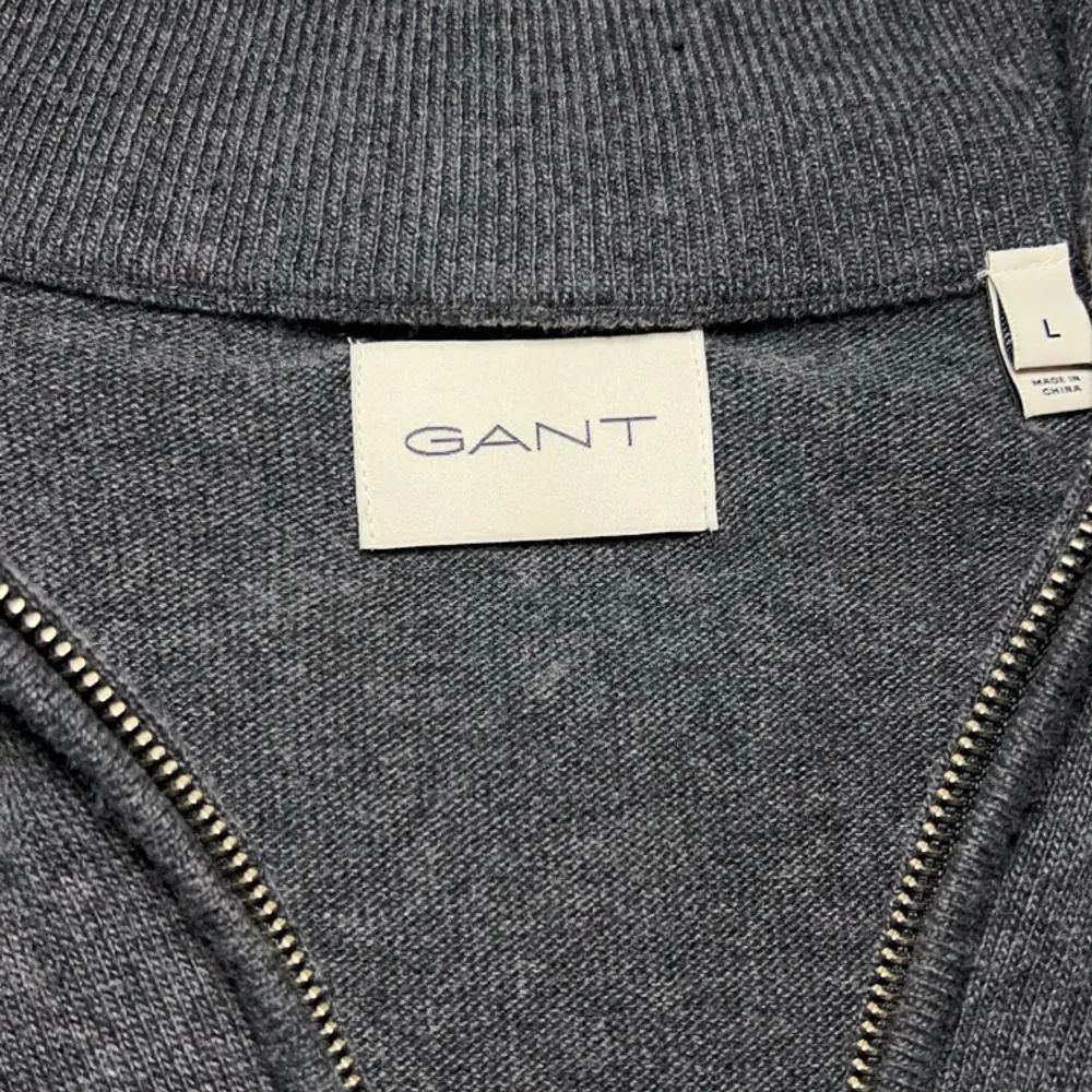 Riktigt fet GANT full zip tröja… inte använd så många gånger, väldigt bra skick! Kan sänka pris vid snabb affär! NY PRIS 1400kr. Stickat.