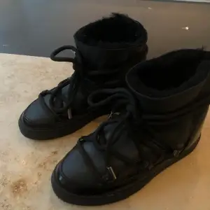 Säljer dessa skor, perfekta till vintern. Köpta på NK i Stockholm förra året, superbra skick och knappt använda som ni ser på sulan. Storlek 37💗 