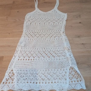 Strand klänning - Super söt strand klänning som man kan ha över tex. sin bikini! Helt ny aldrig använd.