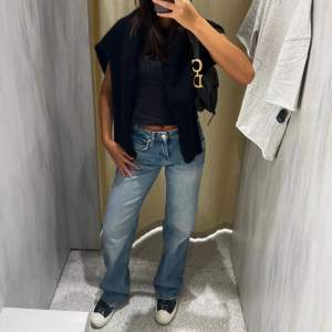 Säljer mina superfina zara jeans i den gamla modellen. Lite stora för mig så har ej kommit till användning💕lånade bilder