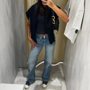Zara Mid Rise Straight - Säljer mina superfina zara jeans i den gamla modellen. Lite stora för mig så har ej kommit till användning💕lånade bilder