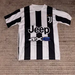 Jag säljer en Juventus tröja i S 9/10 skick, kontakta vid frågor 