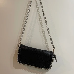 Liten väska - Liten snygg väska från tiamo, axelbandet är nedkortat lite så är därför lite kortare än orginallängden. Köpt för många år sedan men är i fint skick!