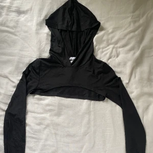 Crop top - Tröja från Bershka som blir skit snygg med ett linne under!🙌🏽 Kan användas till vardags men passar även perfekt till träning!! Har även små hål till tummarna👍🏽 Aldrig använd så i nyskick! Köparen står för ev frakt 🫶🏽