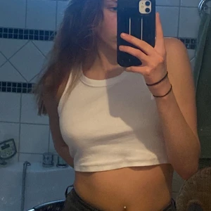 Vitt linne - Fint vitt linne i storlek xs. Den är stor i storleken så skulle säga att den funkar på s och M. 