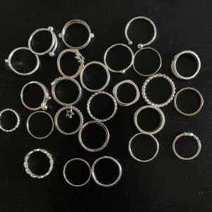 Silvriga ringar - Säljer de här silverfärgade ringarna för 5 kr styck, några ringar har stjärntema (se bild två) vill du ha bättre bilder är det bara skriva💗 köper du fler ringar blir det billigare och det priset kan vi självklart diskutera🥰