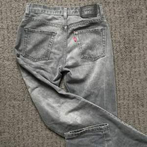 Ett par riktig fina Levis jeans i bra skick. Finns dock ett hål syns på bild 3 men märks dock inte av 