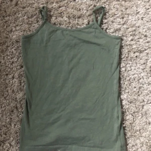 Grönt linne  - Inga fläckar eller hål.😊Säljs för att den inte används längre.