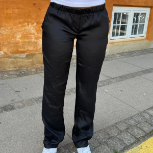 Design by si satinbyxor  - Lågmidjade satinbyxor i svart från design by si, använda 1 gång så väldigt fint skick. Köpta i slutet av sommaren för 500 säljer för 350kr (Säljer även vita) storlek xxs jag är ca 170