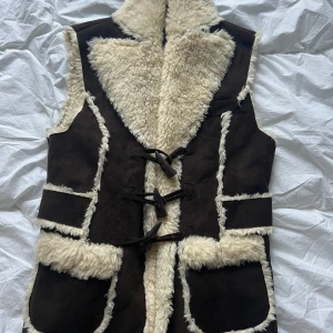 Mockaväst - Mockaväst från Vero Moda. Köparen står för frakt.