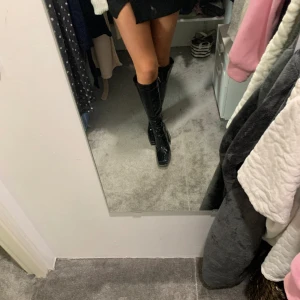 Stövlar med klack - Säljer dessa supercoola boots från märket Raid, köpta på zalando för något år sen. Endast använda 2 gånger och är i fint skick. Nypris ca 900 kr, lägg prisförslag 