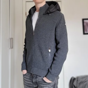 Moncler Cardigan - Extremt fet moncler cardigan! Superfint skick förutom en pytteliten lagning(skriv pm). Storlek L, modellen är 185!