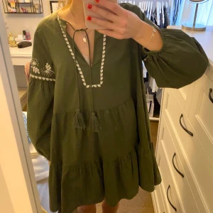 Zara Klänning - Grön klänning från Zara💓💓 knapp använd
