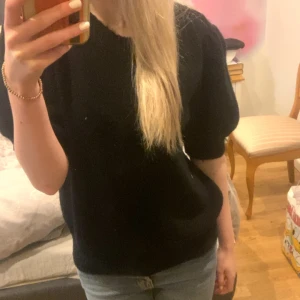 Stickad kortärmad - Denna stickade kortärmade tröjan är fin och trendig🩷Den är även liten i stollen  och inte alls nobbrig då jag inte använt den mycke! Skriv dirket om ni är intresserade 