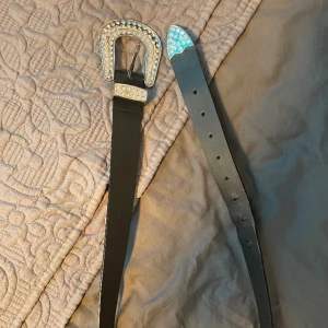 bälte - ett snyggt bälte från hm som inte kommer till användning. är lite slitet som man kan se på bild 3, därför lite billigare pris. runt 95cm långt. köparen står för frakten 💕💕💕