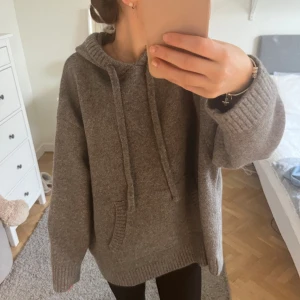 Zara stickad hoodie - Så mysig o fin stickad hoodie💗nyskick, aldrig använd! Strl xs-s men är mer som en s💗