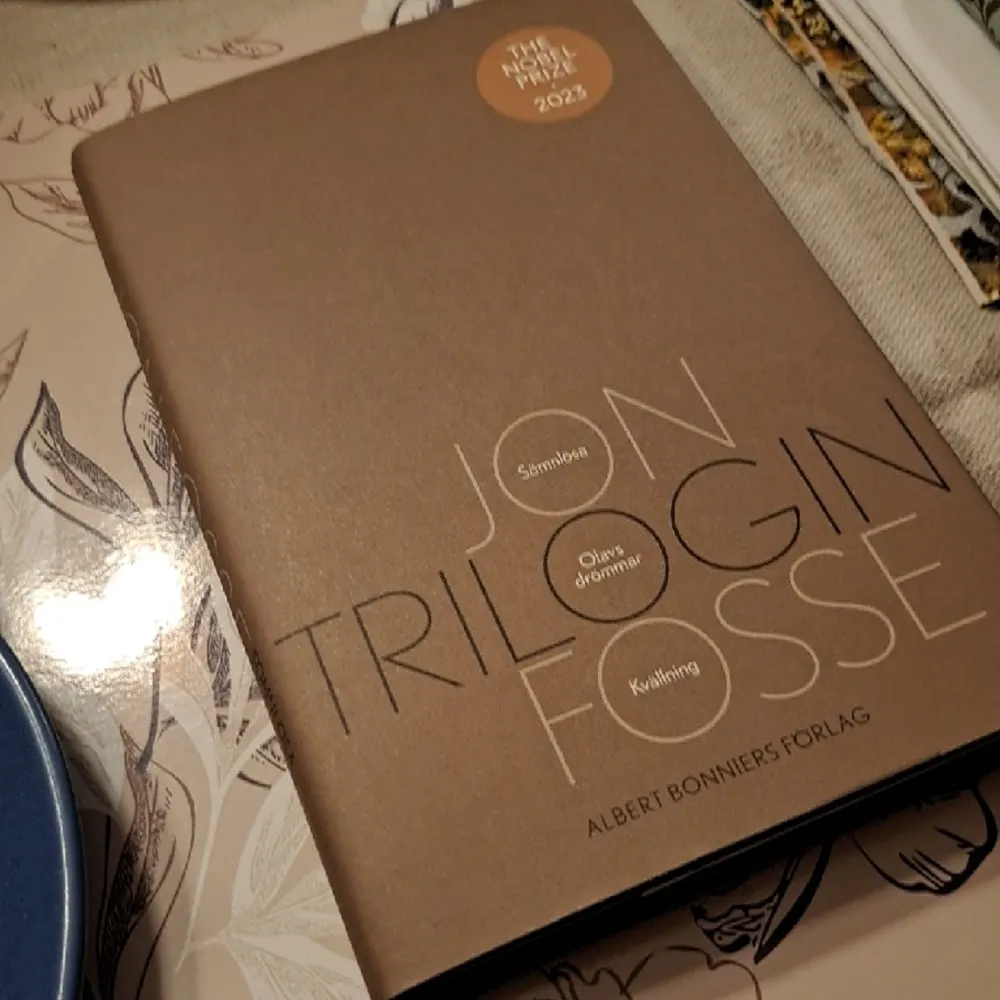 Jon Fosse (novelpris i litteratur 2023) trilogin.  Helt i nyskick♡  . Accessoarer.
