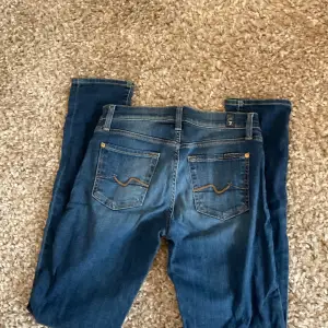 Supersnygga jeans frpn 7 for all mankind i jättebra skick,🎀 modellen är bootcut/skinny och de passsar strl s/xs💘 de är i low waist/mid rise Nypris ca 2500kr  💓pris kan diskuteras💓 Kan mötas upp i Östermalmstorg eller nära lidingö🥰 