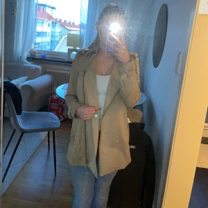 Michael Kors kappa  - Kappa från Michael Kors i storlek XS, den ända är att jag tappat bort skärpet som man har runt, det går bra utan eller att använda ett annat. 