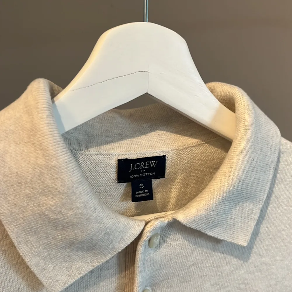 J.Crew sweater polo i stl S. Nästan aldrig använd då den är lite för liten. Nypris $89 vilket motsvarar ca 920 sek. Köpt i deras butik i Miami. . Skjortor.