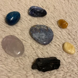 Kristaller  - Jättefina kristaller i bra skick. Apolit, sodalit, karneol, gul jasper, svart turmalin, bergskritall och lapis lazuli. Jag säljer dessa eftersom att jag inte har någon användning för dom längre. Dom kostar urpsrungligen 170kr sammanlagt.