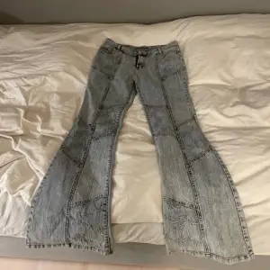 Jätte fina jeans med coolt mönster som inte kommer till användning, köpta secondhand.😊(midjemått: 73 innerbenslängd: 77,5)