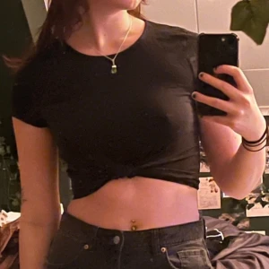 t-shirt  - väldigt fin klippte tröjan för att kunna knyta bra skick