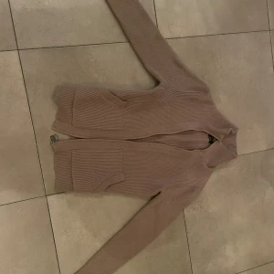Massimo dutti - Säljer en Massimo dutti kofta i str M passar S, skick 8/10, pris 400kr kan gå ner vid snabb affär