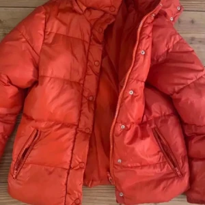 Röd vinterjacka  - Fint skick! Sitter som en S. Passa på när det är gratis frakt!