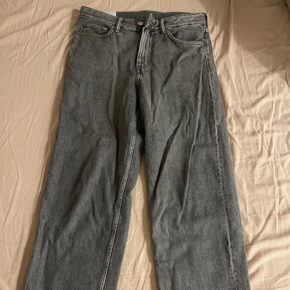 Snygga jeans från HM i loose fit. Inte använda så mycket så i bra skick! Storlek 30/32. Jeans & Byxor.