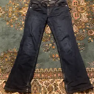 Jeans från h&m eller zara, lite uppslitna vid kanterna( vet inte vad det heter) och för stora för mig 💕(jag e 168 så kommer passa folk mellan 165-170 tror jag😇