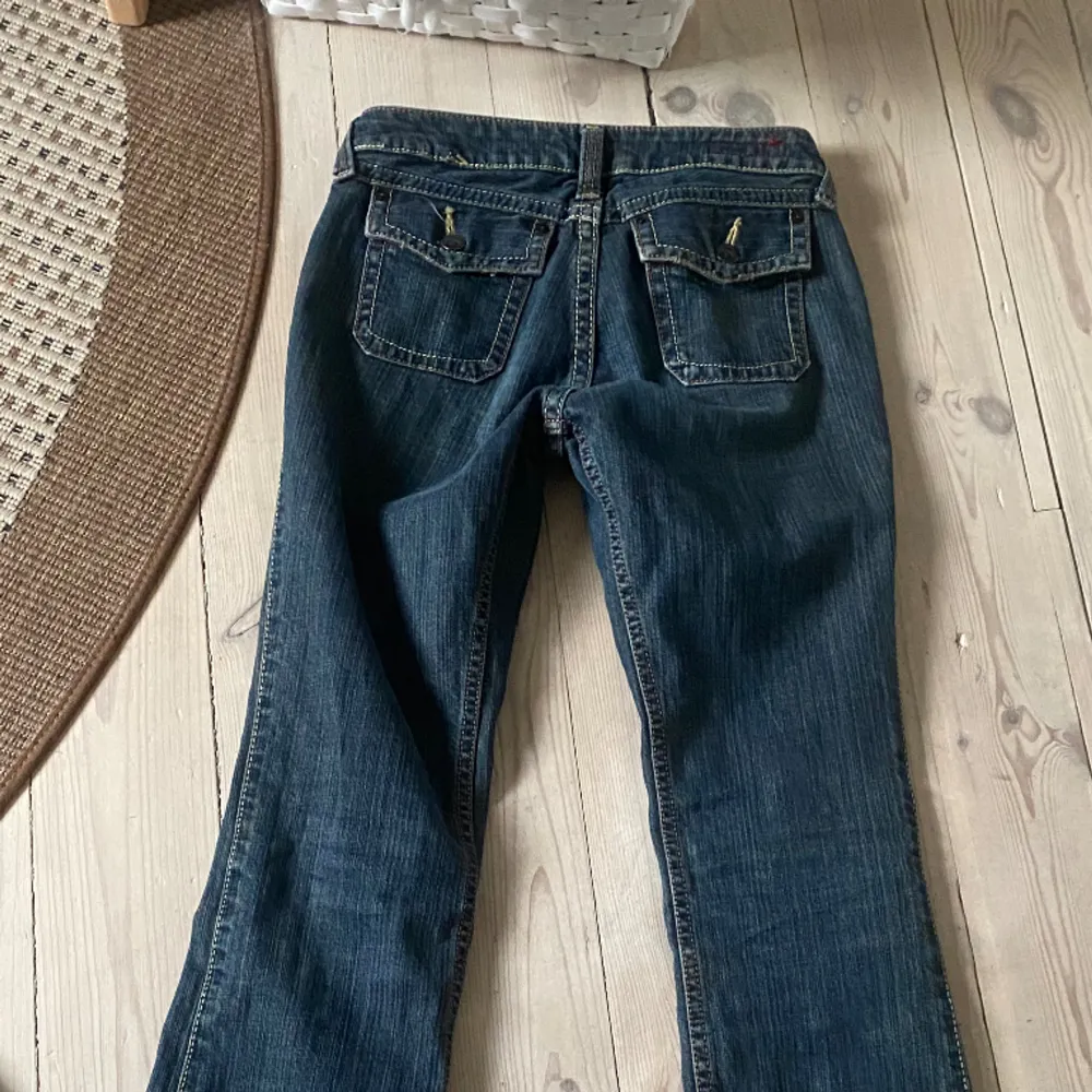 Snygga jeans i nyskick. Inte svenskt märke för dom är köpta utomlands😊. Jeans & Byxor.