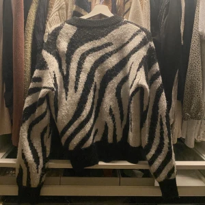 Tröja - Super gosig tröja i zebra mönster! Är S men passar även M.