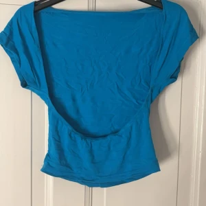 Topp - Fin kortärmad tröja med öppen rygg från shein!