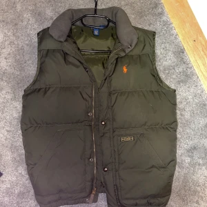 Ralph Laurent väst - västen är tjockare än andra Ralph Laurent västar så den passar perfekt till våren.hör av er om ni har frågor.