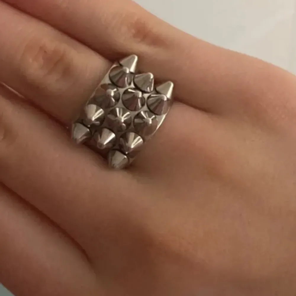 Silvrig Edblad ring precis köpt men liten i storleken för mig har just nu i ringen 17,5 vilket motsvarar storleken M säljer dock för 300kr 100kr mindre och frakten är 13kr man kan även få fri frakt vid snabbt och smidigt köp inga defekter rostfri byte= ja. Accessoarer.