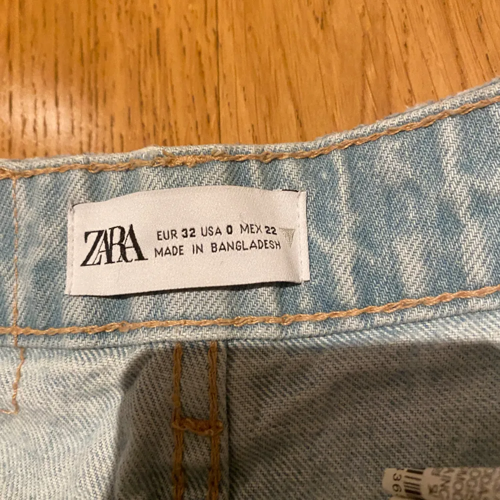 Jeans i stl 32 ifrån zara. De är i bra skick då de endast är testade pga att det är för små.  Spårbar frakt 80 kr💕. Jeans & Byxor.