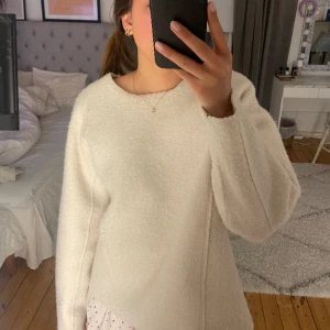 Stickad tröja  - Stickad tröja från zara i storlek m men passar även xs-s! Använd fåtal gånger och är i väldigt fint skick!💞